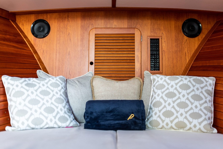 Picnic Boat 37